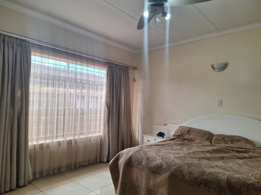 5 Bedroom Property for Sale in Mohadin North West